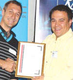 Alvin Seitz (right) presents Lennie Janeke with the SAIMC certificate.